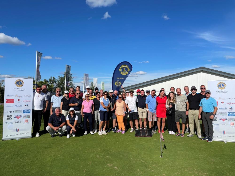 Gruppenbild der Teilnehmer am Lions Charity Golfturnier im Golfclub Cochem/Mosel e.V.